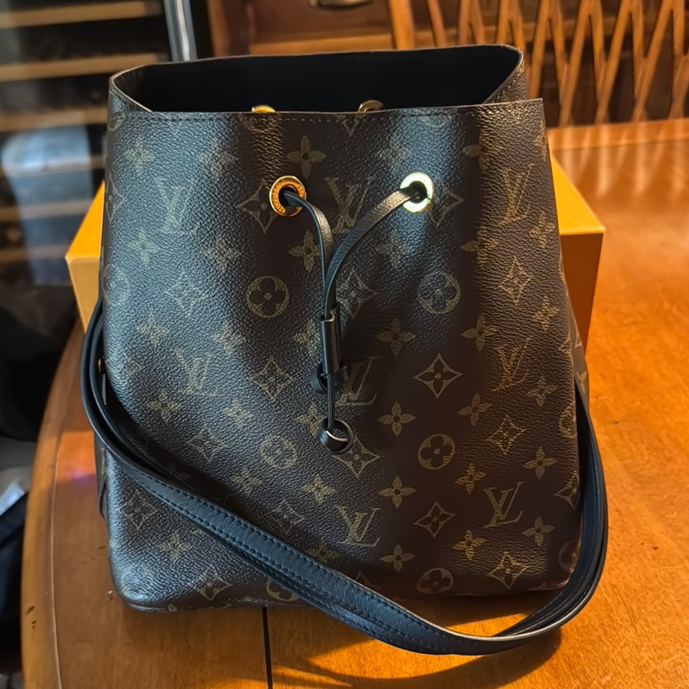 Louis Vuitton Brown bucket Shoulder Bag with Monogram and Adjustable Strap